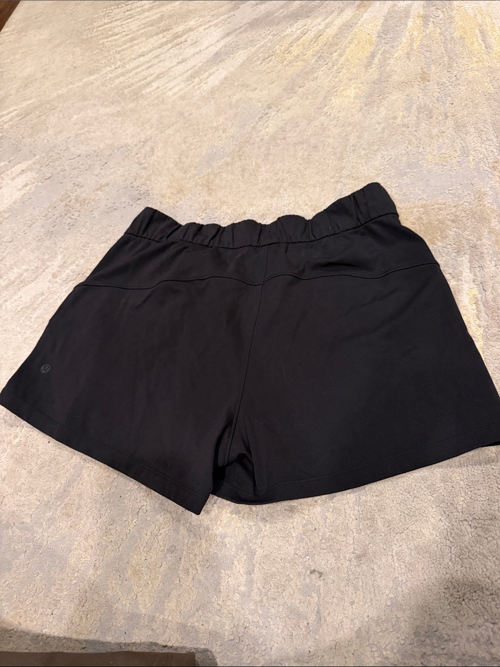 Lululemon On The Fly Shorts Black 2.5”  2 side pockets Size 10 in EUC - Picture 6 of 12